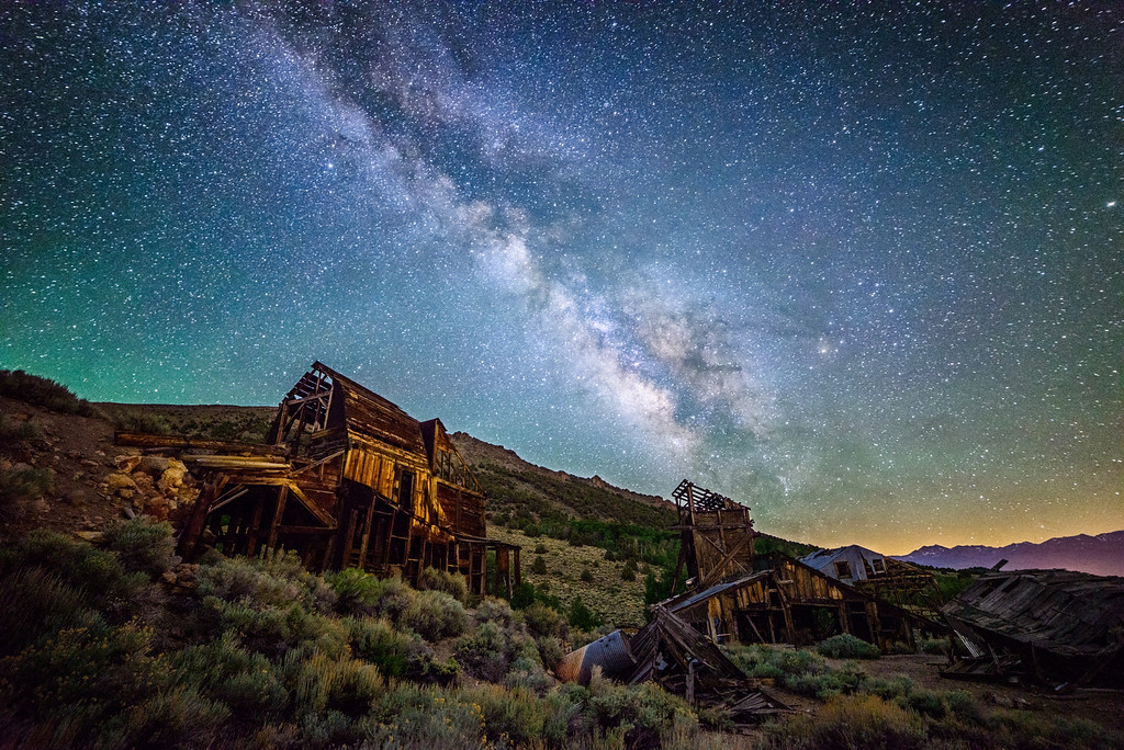 30-second Milky Way nightscape exposure shot at ISO 6400 f/2.8 with a Nikon D800e and Rokinon 14mm lens